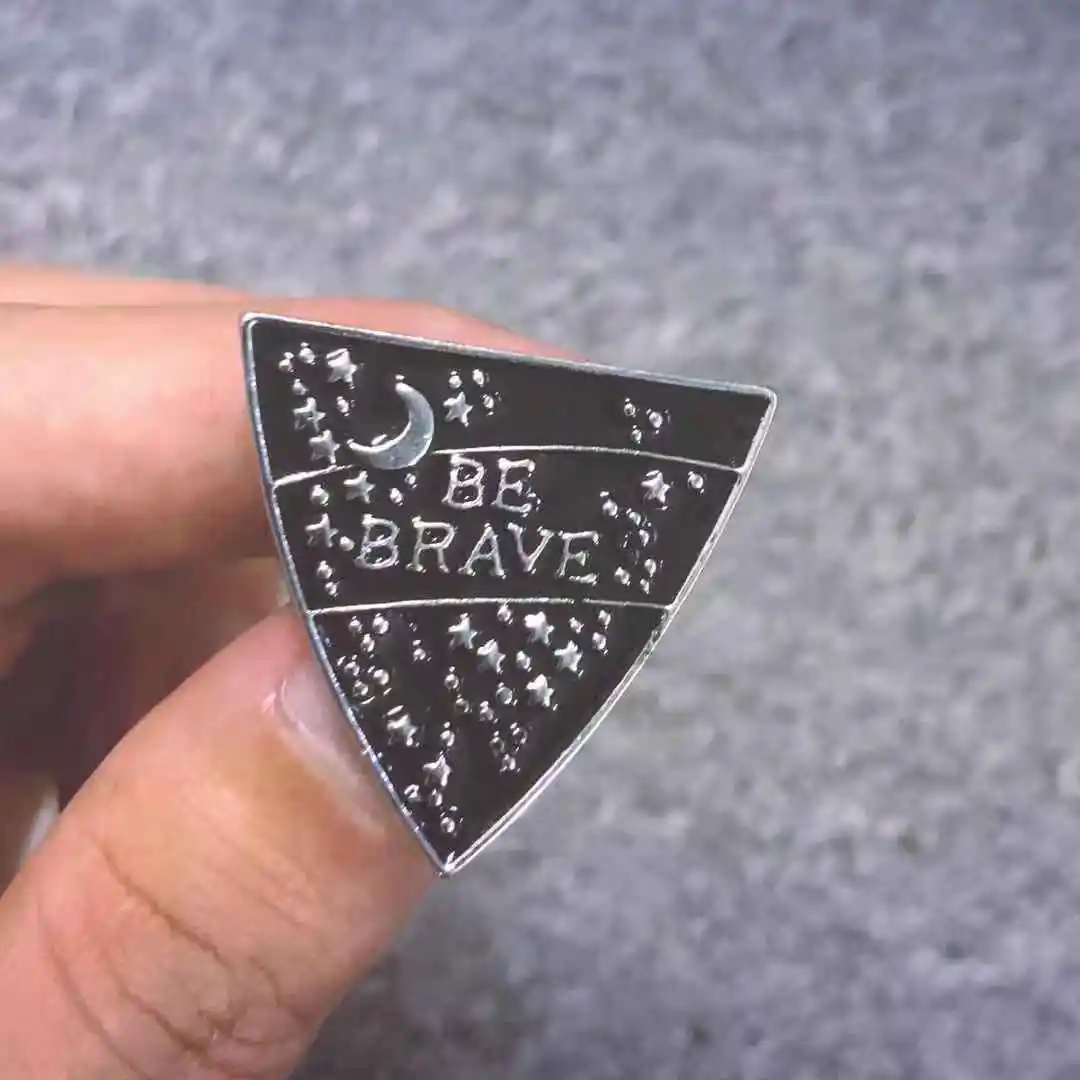 

Brave эмалированная брошь-кнопка