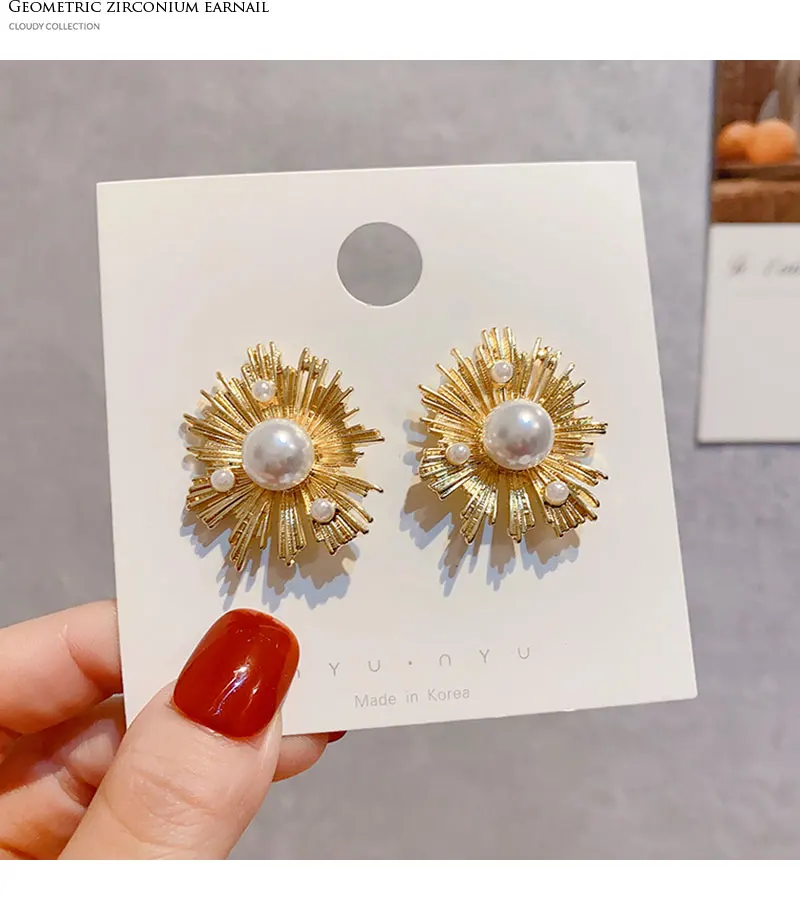 Женские серьги гвоздики с жемчугом золотистого цвета в форме фейерверка