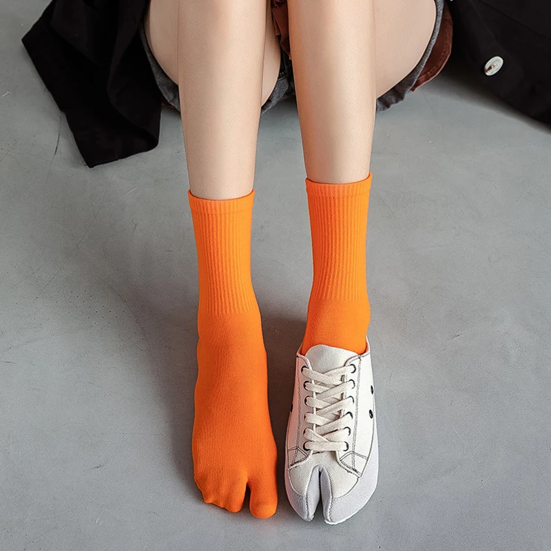 

Однотонные высокие носки для девочек, свободные хлопковые носки, женские дышащие носки с двумя пальцами, модные нескользящие носки карамел...