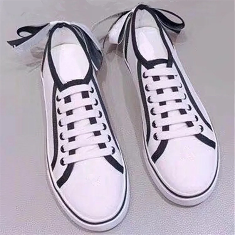 Женские классические белые кроссовки с бантом-бабочкой на шнуровке круглым