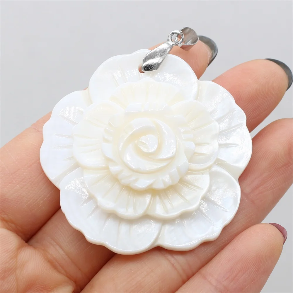 

Natural Shell Penant Exquisite Pattern Flower Shape Shell Pendant Charms for Making DIY Women Jewerly Necklace Size 47x47mm