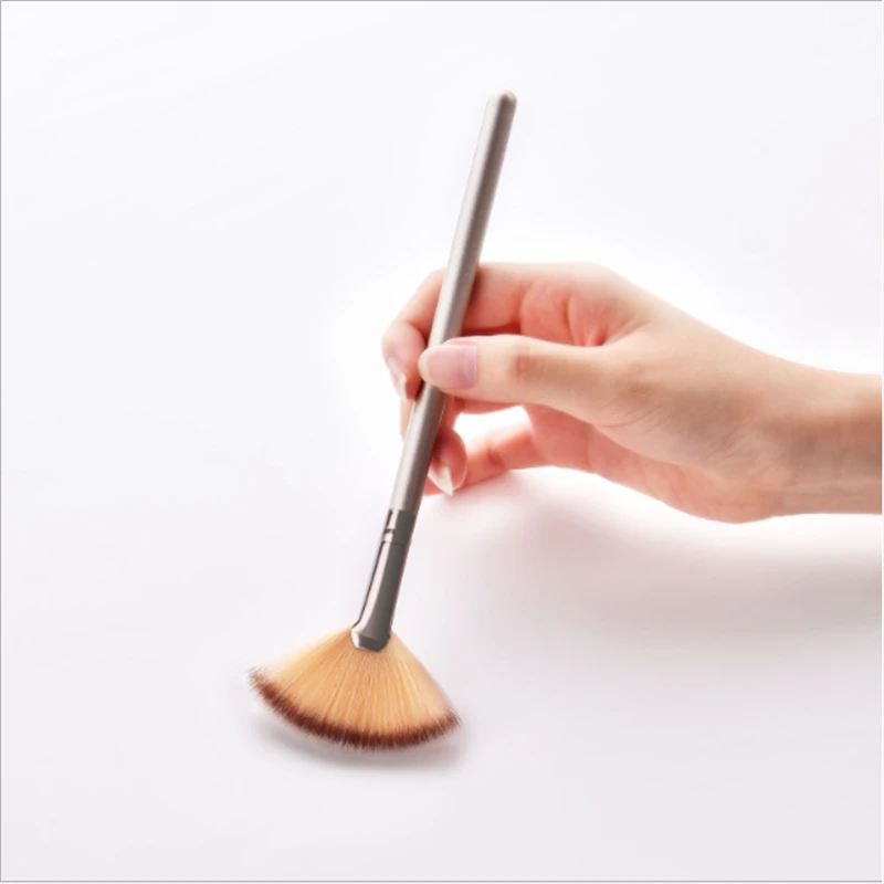 

1pcs Fan Shaped Powder Concealer Blending Brush Champagne Highlighter Foundation Cosmetic Brush Women Make Up Tools