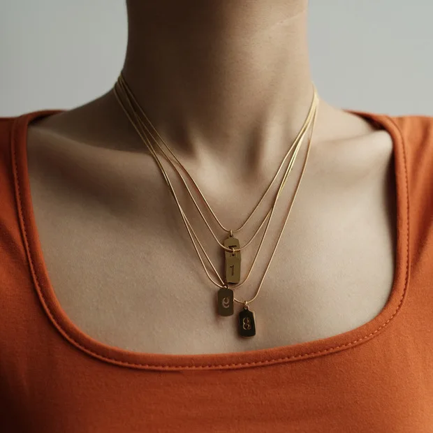 Цепочка-чокер золотистая с подвеской в виде букв и цифр | Украшения аксессуары