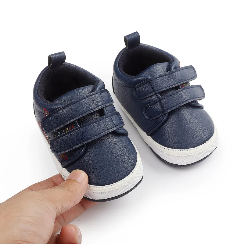 

Зимняя повседневная обувь из искусственной кожи, кроссовки для маленьких девочек, обувь с принтом в полоску, обувь для новорожденных, модна...