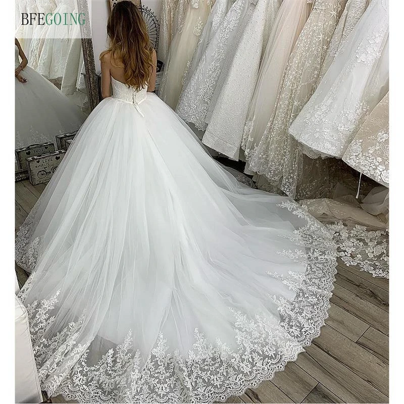 Белое Кружевное Тюлевое бальное платье без бретелек в пол свадебное со шлейфом