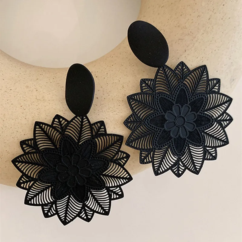

Vintage Black Forest Flower Big Hollow Pattern Earrings for Women Korean Exaggerated Temperament Gothic Accessories Jewelry 2021
