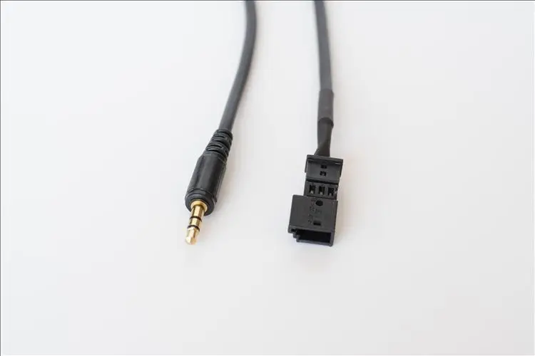 

Гнездовой разъем 3,5 мм к 3-контактному разъему AUX, жгут проводов для BMW E39/E46/E53 с навигационной системой (SA 602/609)