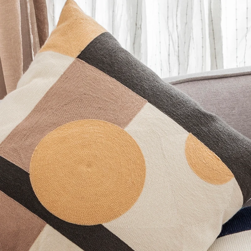 Декоративная подушка для дивана с геометрическим рисунком