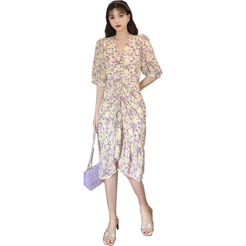 Летнее фиолетовое тонкое платье с v-образным вырезом и цветочным принтом для