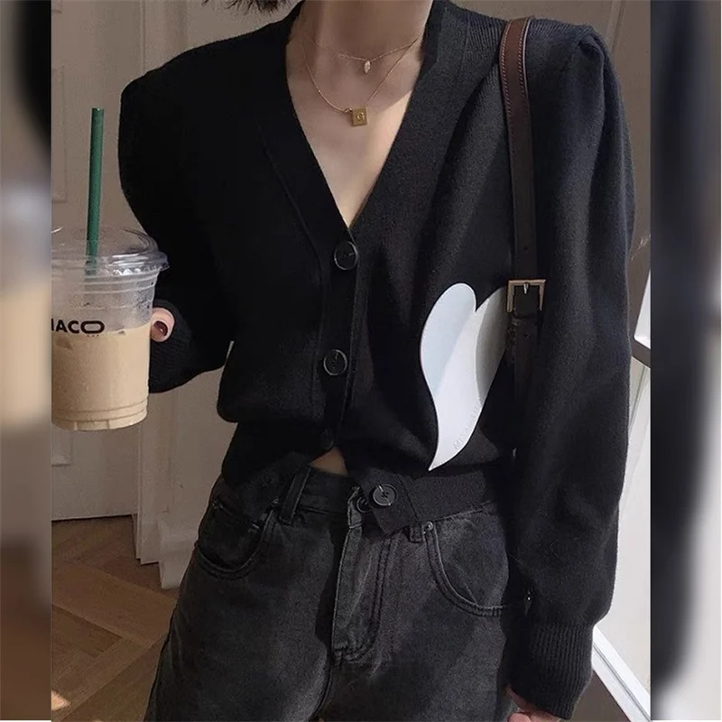 

2021 Autumn Winter Women V-Neck Knit Cardigan Heart Patch Ladies Long Sleeve Single-Breasted Sweater Outwear Female Knitwear Top