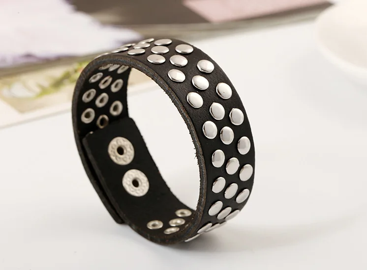 Браслеты ручной работы из черной кожи с выложенными металлическими хлопьями