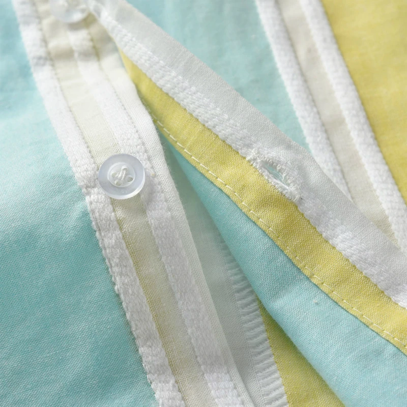 Детский костюм из рубашки с коротким рукавом и белых шортов |