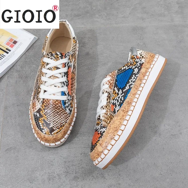 Кроссовки женские со змеиным принтом дышащие на плоской подошве повседневная