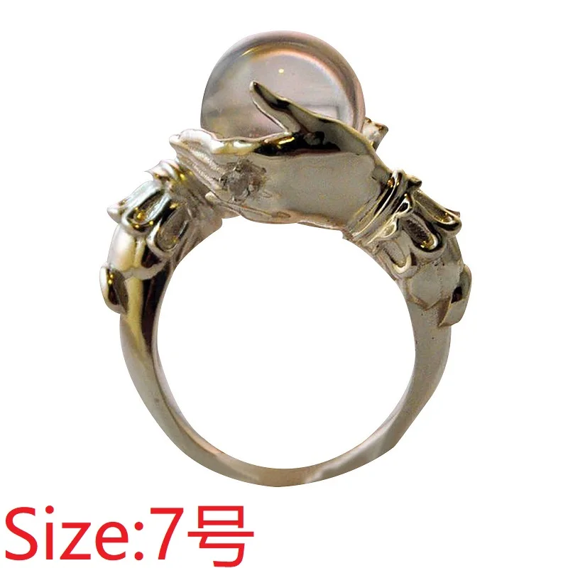 В винтажном стиле можно держать в руке украшенное камнем-талисманом бусины