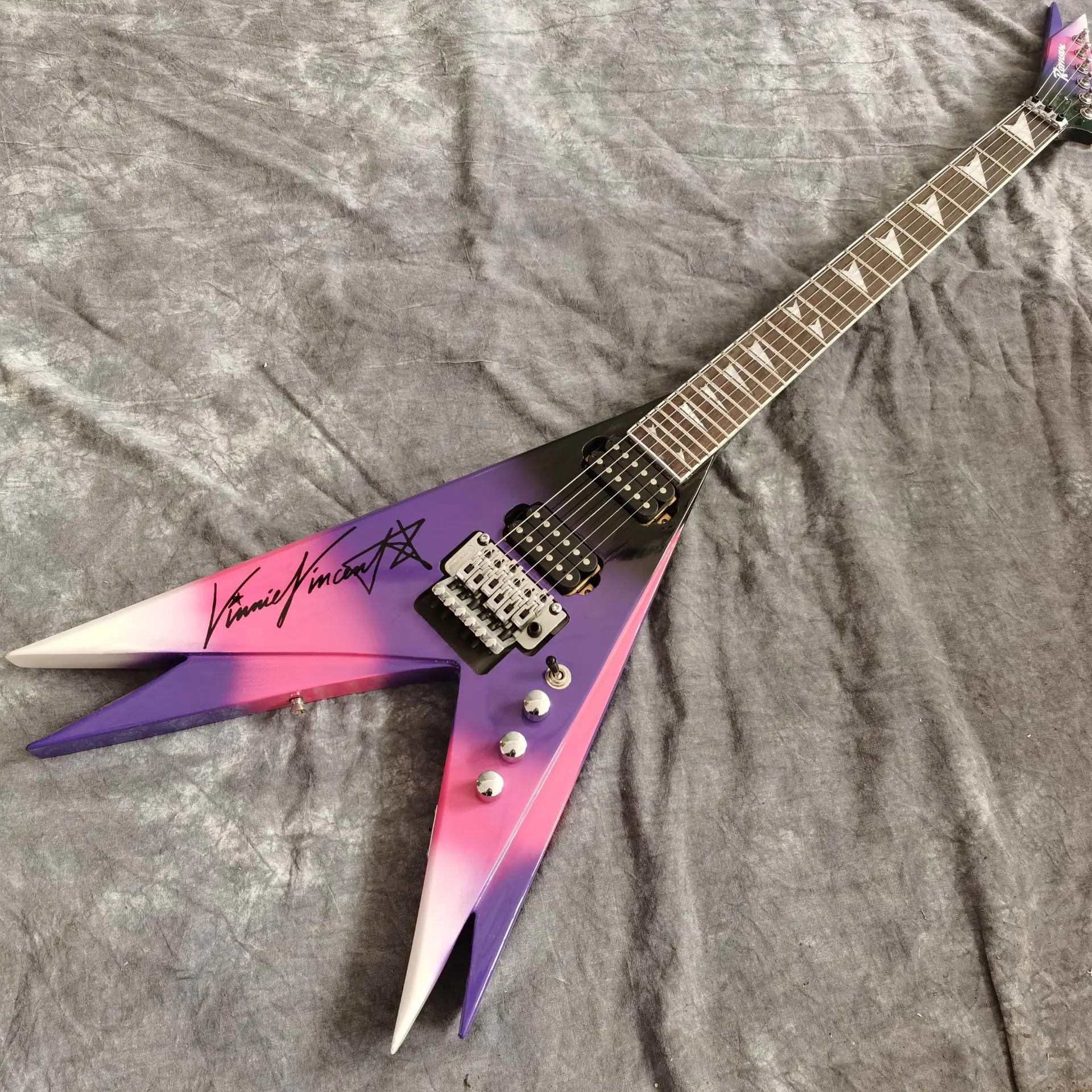 

Custom shop.V shape electric guitar,rosewood fingerboard.handmade 6 stings guitarra.real photos