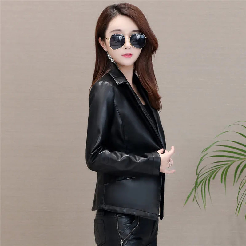 Куртка женская короткая из искусственной кожи черная куртка-бомбер в стиле панк
