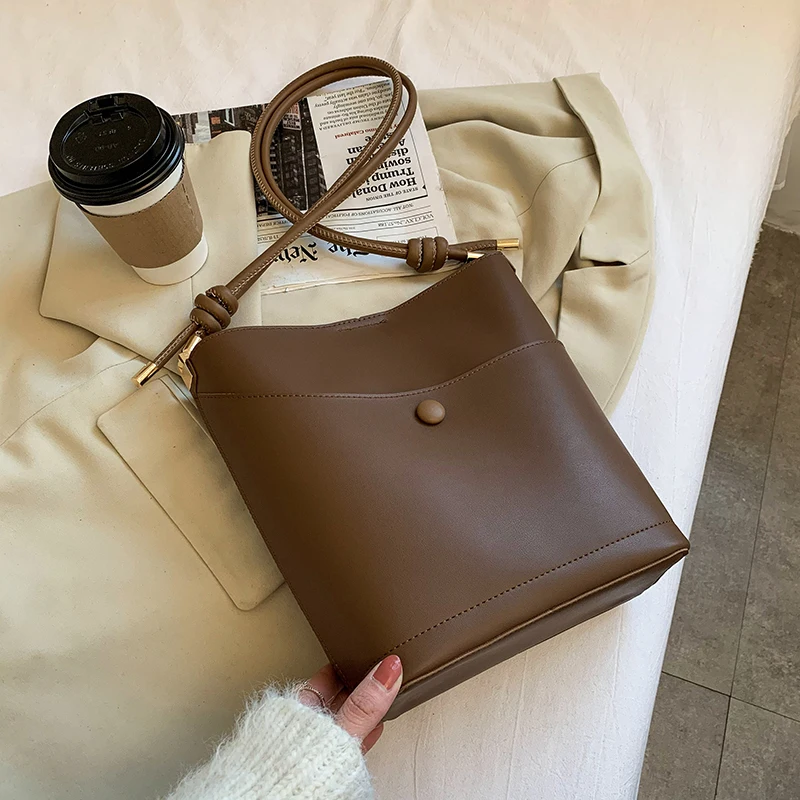 

2020 new tide Joker retro atmosphere student shoulder messenger bag high texture bucket bag women's bag women