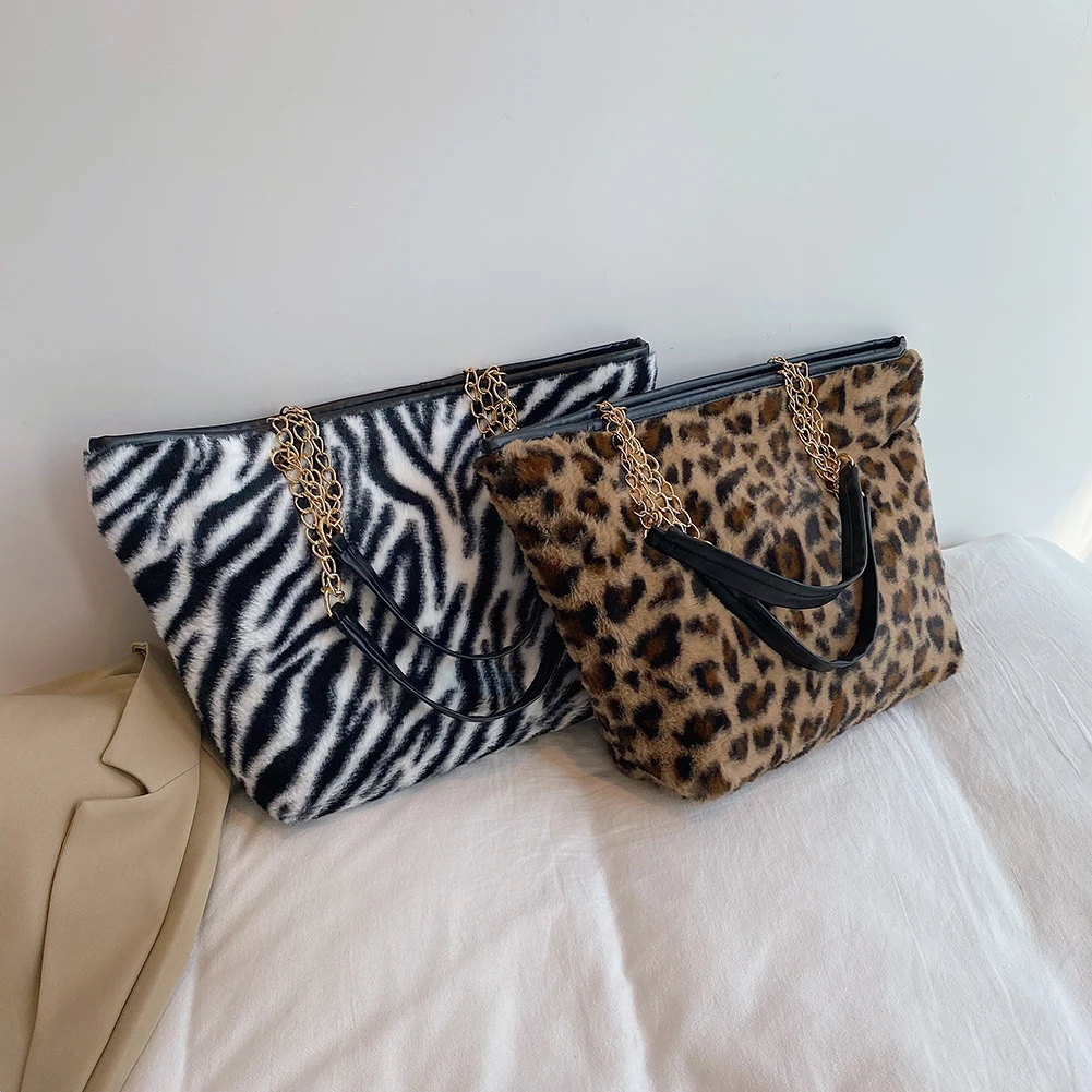 

Elegant Women Shoulder Bags Winter Plush Shoulder Bag Casual Ladies Stripe Print Chain Handbags for Daily Travel