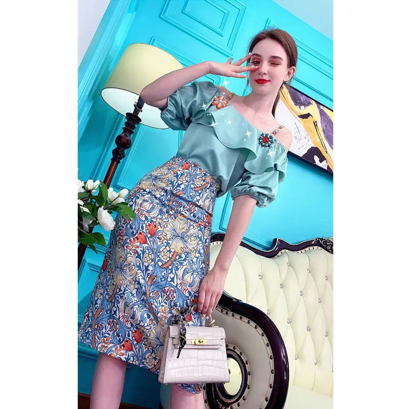 

Женский костюм с коротким рукавом, топ на бретельках с открытыми плечами и оборками + юбка с принтом, костюм из двух предметов для молодежи н...