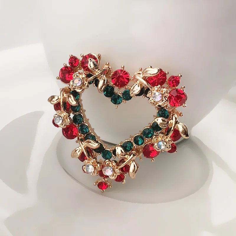 heart wreath Donarsei/Милая Рождественская брошь с героями мультфильмов для женщин и девочек; ботинки с оленями, снеговиком, деревом, Санта-Клаусом; ботинки с значками; вечерние подарки - Окраска металла: heart wreath