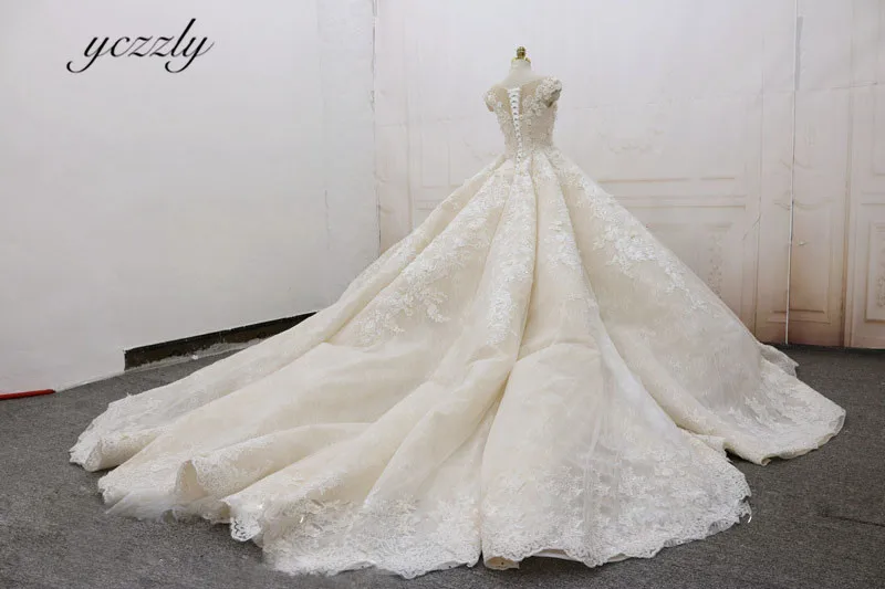 Рисунок 3 - Роскошное бальное платье с рукавами-крылышками