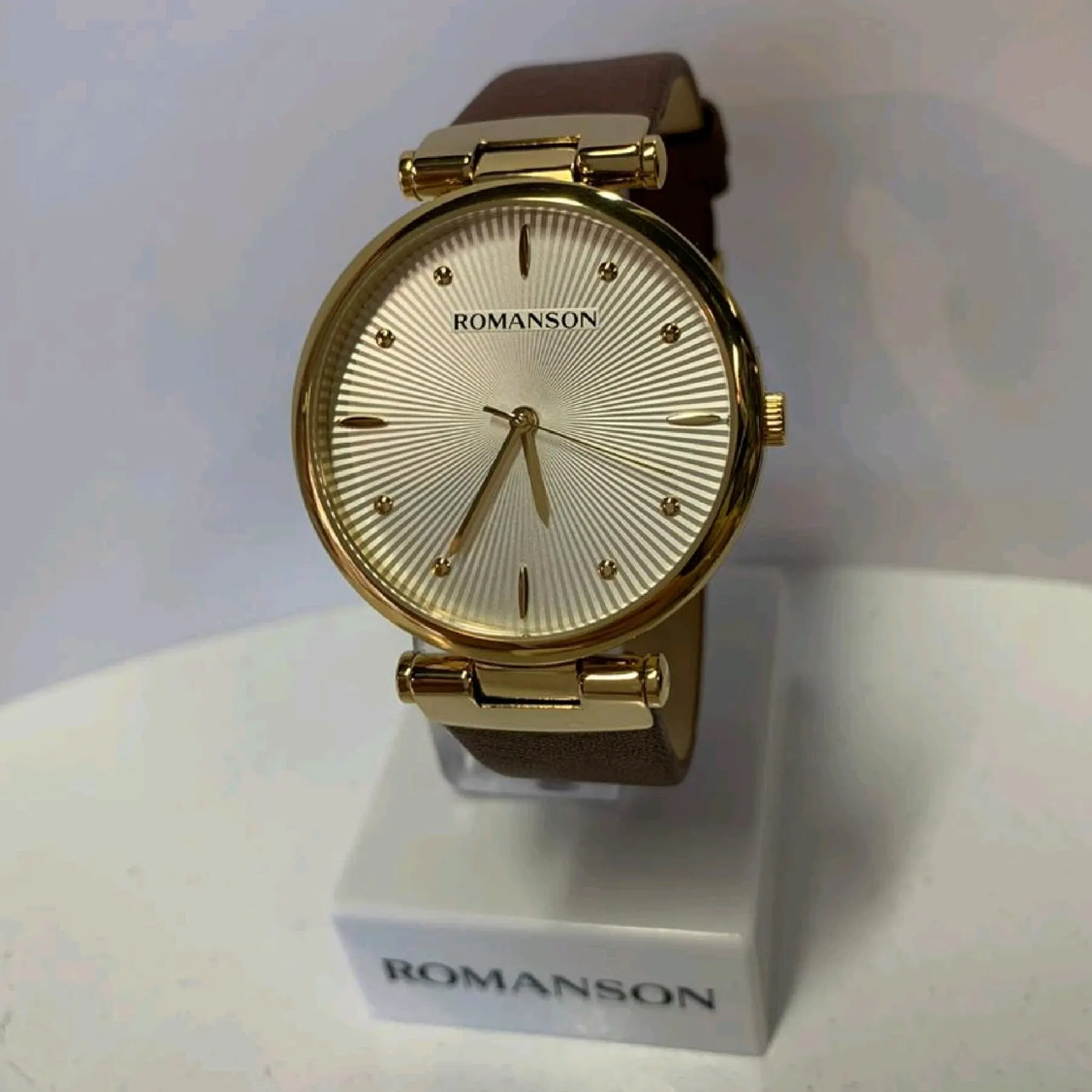Часы ``Romanson`` RL 0B12L LG(BK) женские наручные часы в золотистом круглом корпусе |