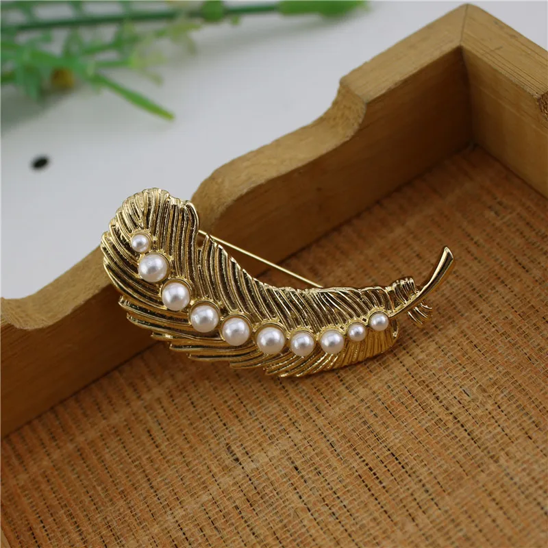 Индивидуальная ретро-брошь из сплава с инкрустацией золотыми перьями и жемчугом