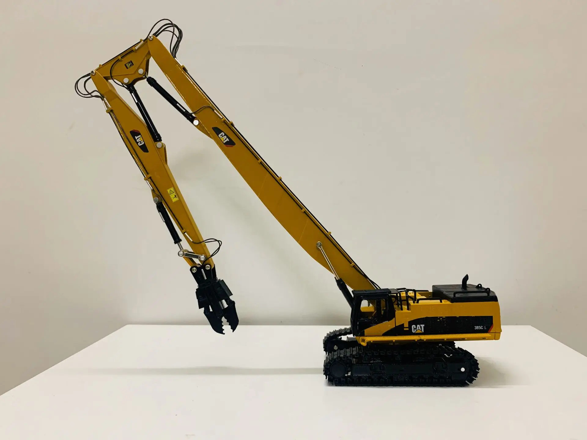 Демонтаж Caterpillar Cat 385C с длинной стрелой металлические гусеницы масштаб 1:50 литые