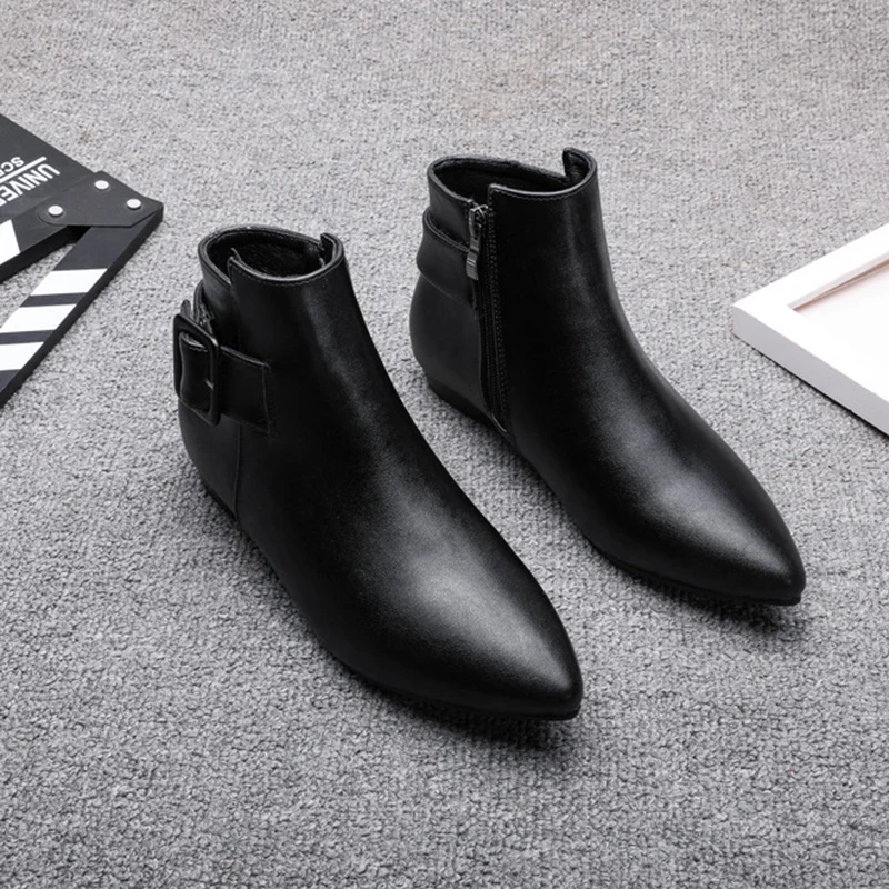 Модные кожаные короткие ботинки с пряжкой и ремешком женские острым носком для