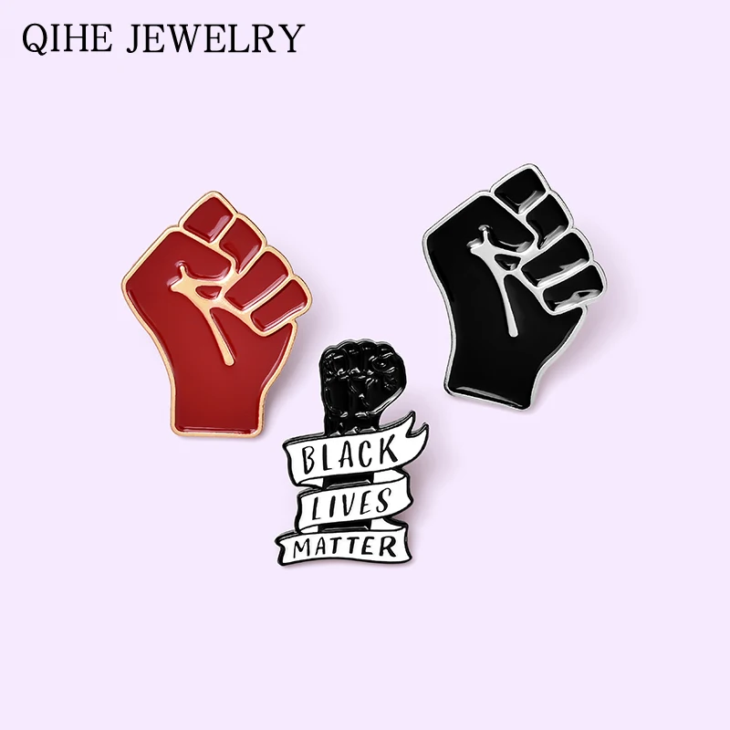 Приподнятая булавка в виде кулака черный значок живой материи черная сила