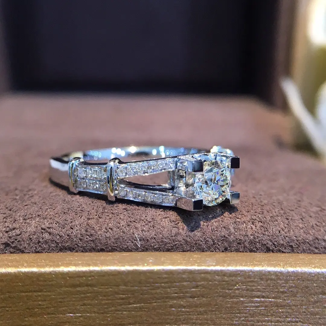 Кольцо из чистого золота 18 карат с натуральными бриллиантами красивое кольцо