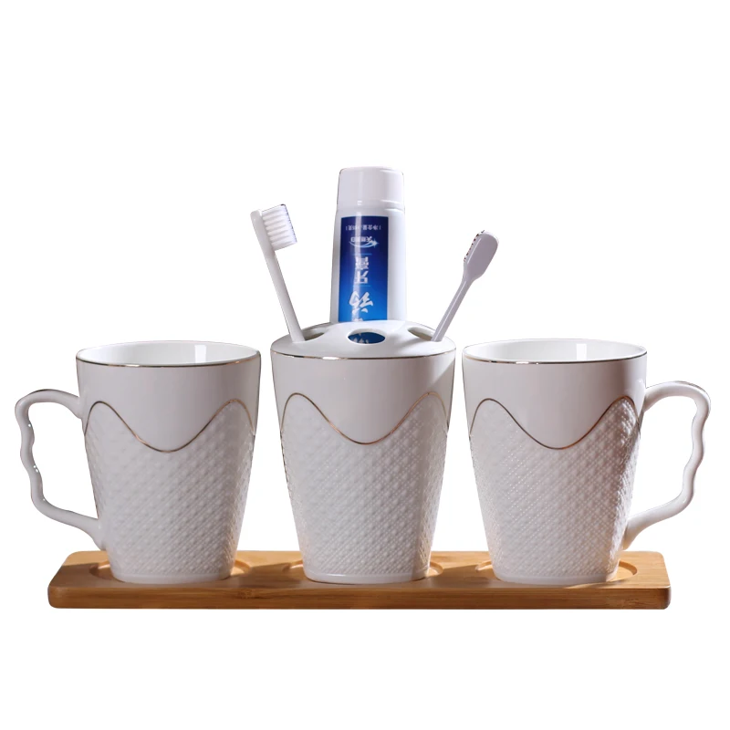 Рельефные керамические аксессуары для ванной комнаты с деревянным подносом