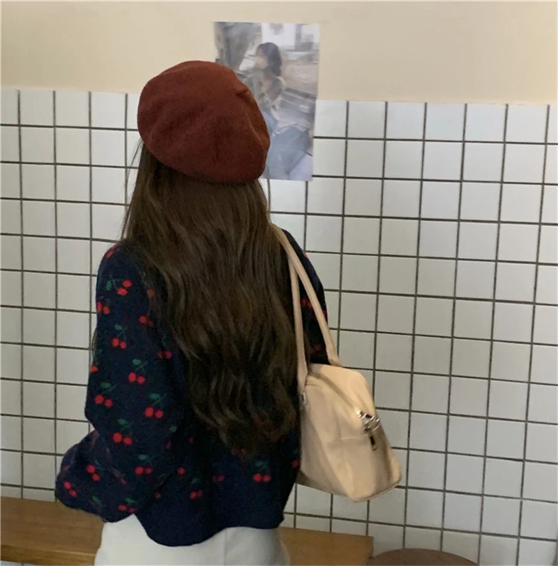 Женский однобортный свитер с круглым вырезом принтом вишни |