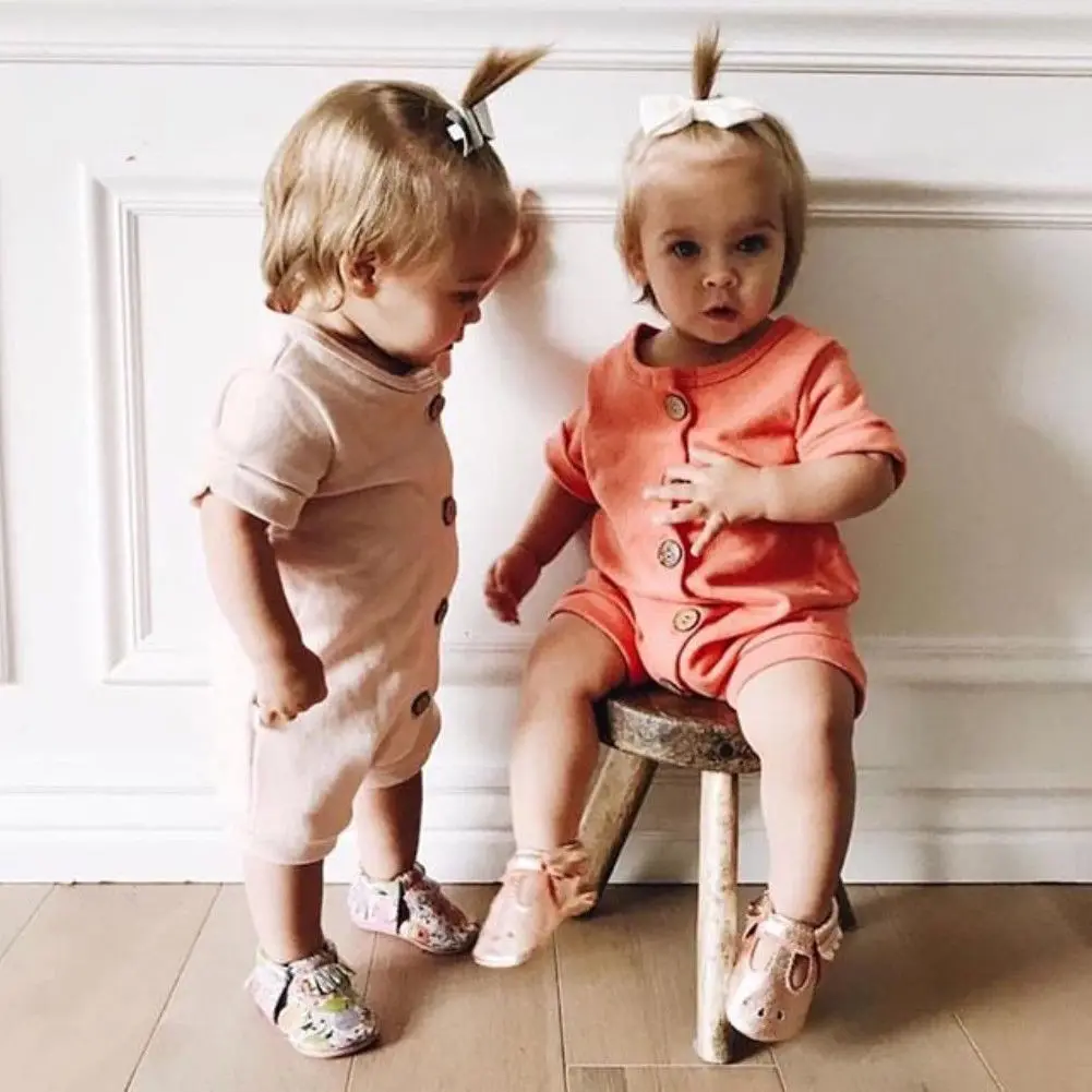 Комбинезон ярких цветов с пуговицами и открытой строчкой для детей от 6 до 24