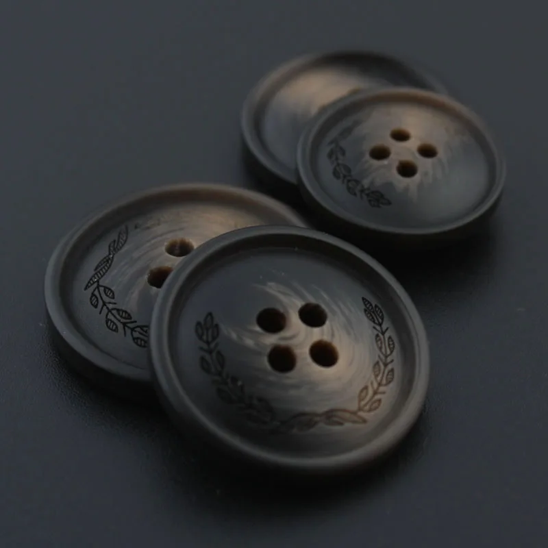 Блейзер-ветровка с круглыми пуговицами брюки коричневого и кофейного цветов на