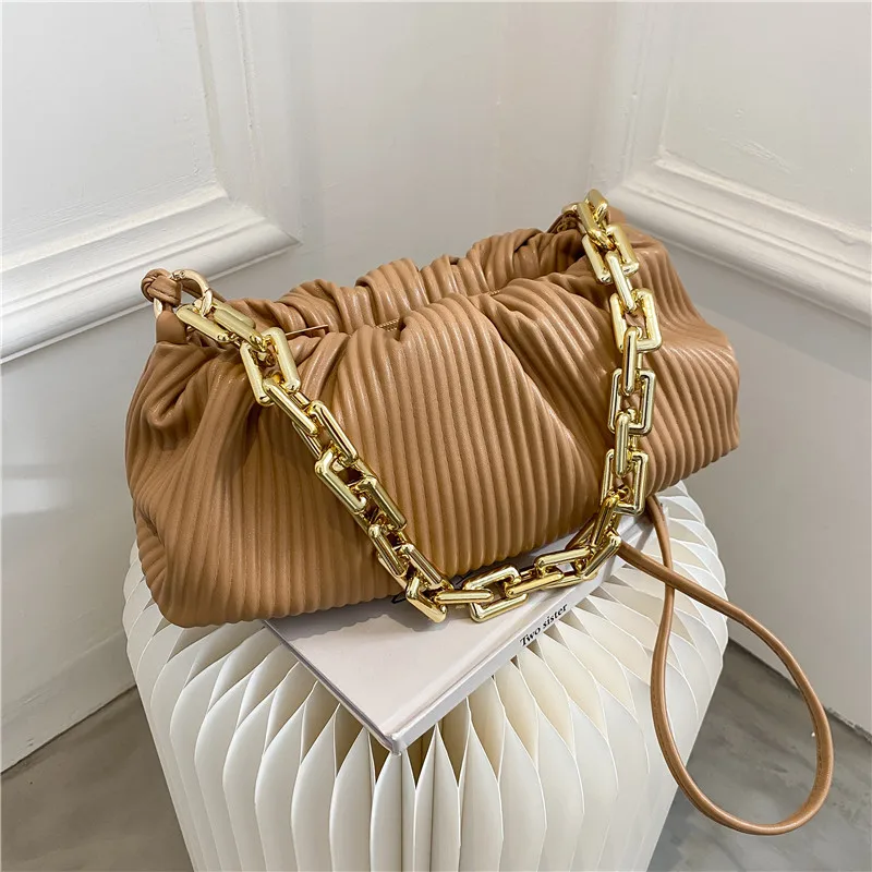 

Модная сумка через плечо из мягкой кожи на толстой цепочке, новинка 2021, сумки на плечо с рюшами для женщин, клатчи, однотонные кошельки и сумо...