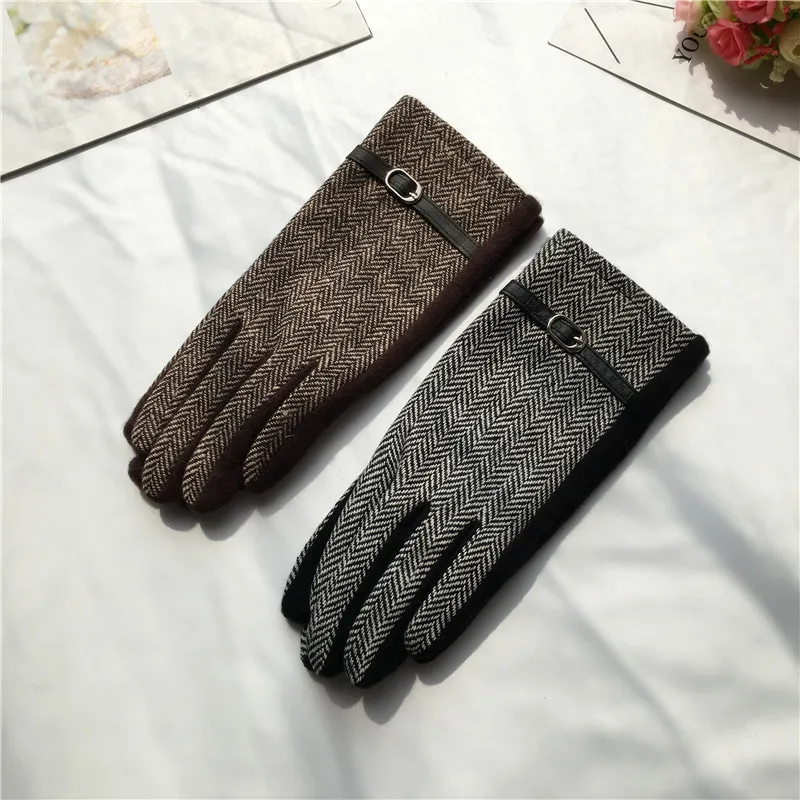 Классические тонкие перчатки осенне зимние кожаные с узором в елочку пряжкой и