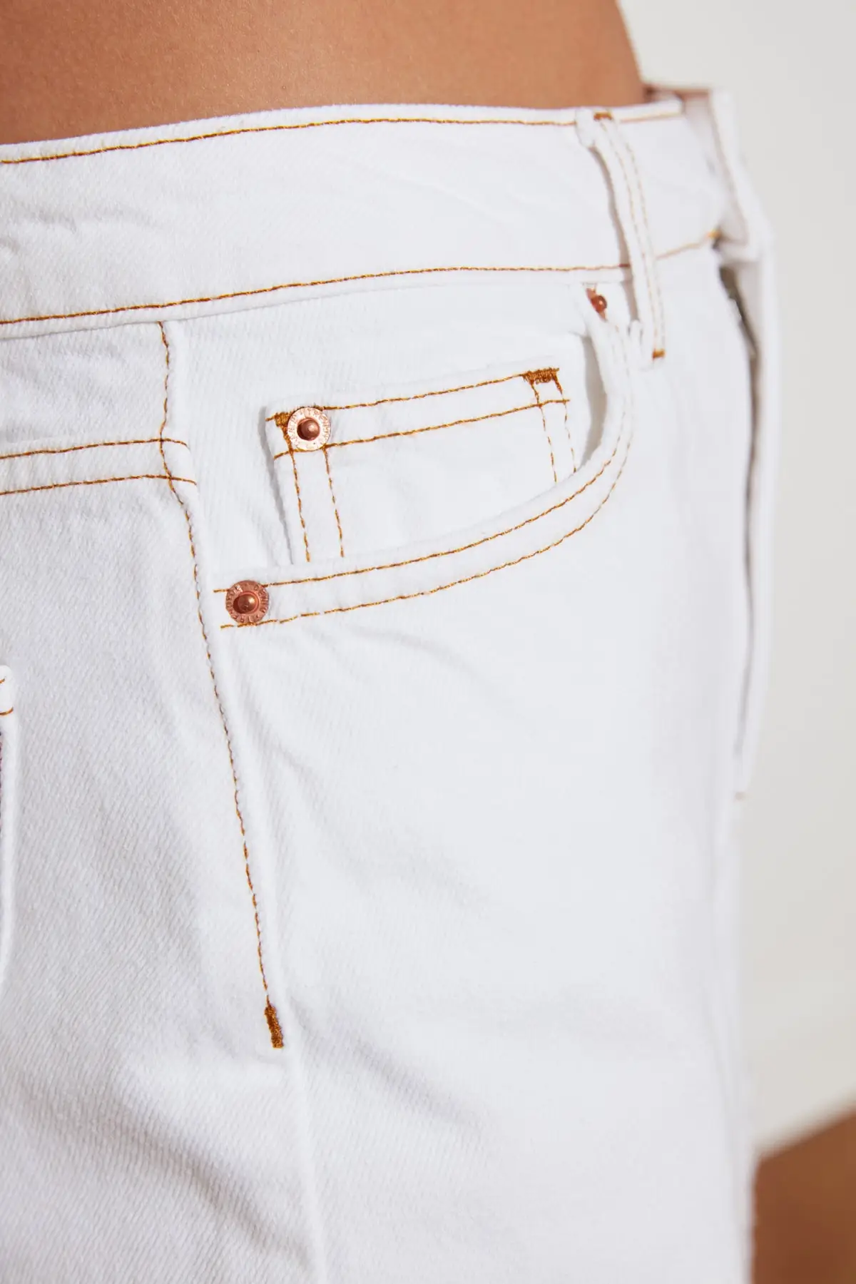 

White Torn Advanced Mode High Waist Jeans Women Jeans 2021 Fashion