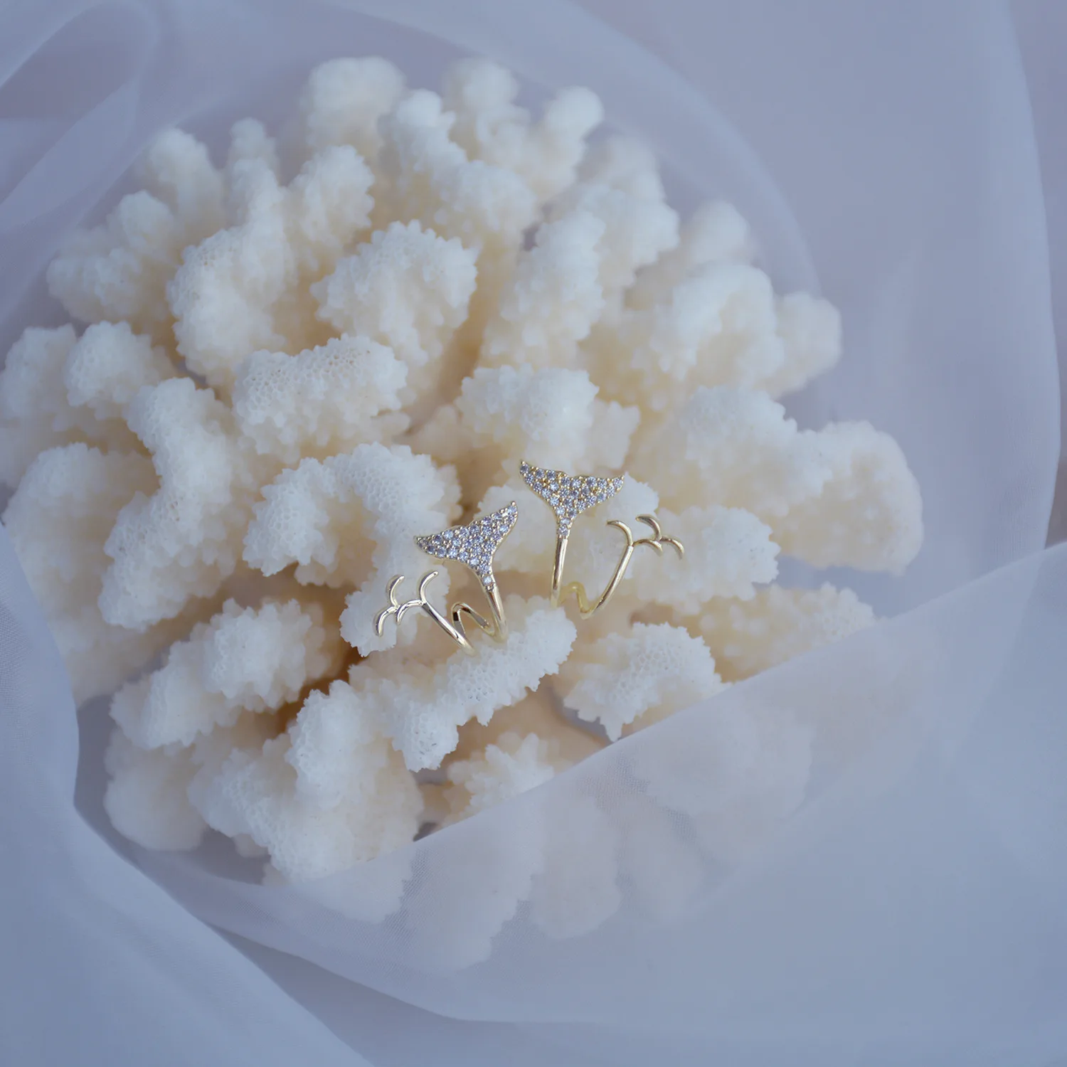 

Luxury 14K Real Gold Delicate Micro-inlaid Zircon Fishtail Wave Design Sense Stud Earrings for Women Cubic Zircon ZC Earrings