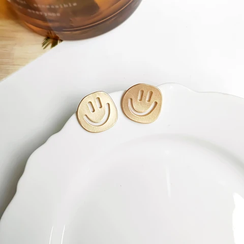 Mihan 925 Серебряные игольчатые современные ювелирные изделия серьги с улыбкой популярный дизайн золотого цвета серьги-гвоздики для женщин Подарки оптовая продажа