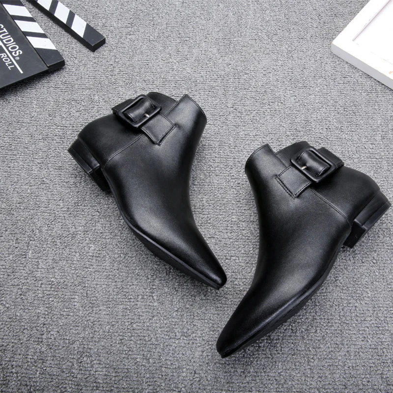 Модные кожаные короткие ботинки с пряжкой и ремешком женские острым носком для