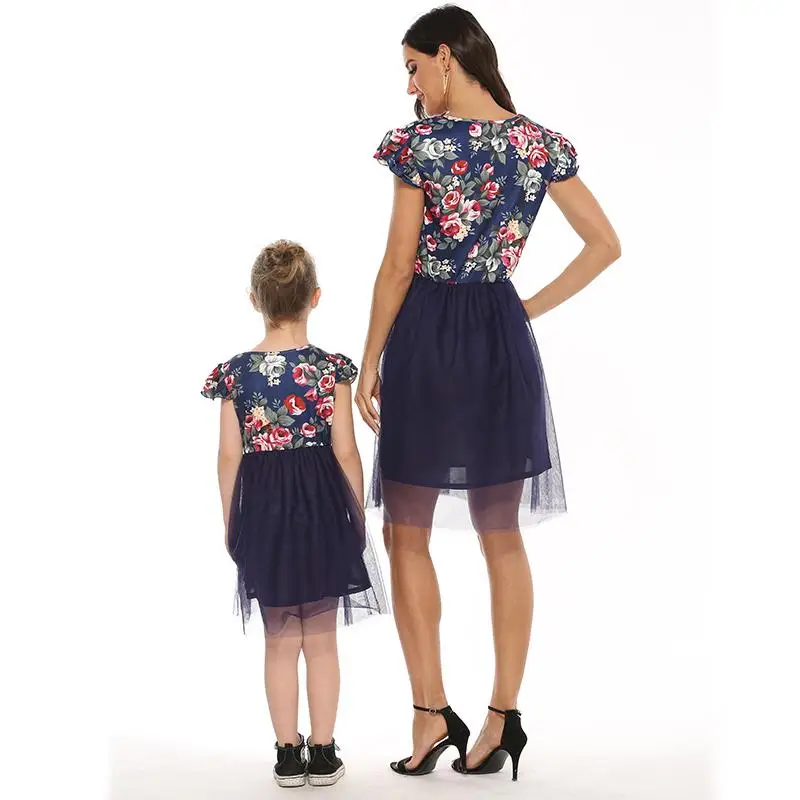 2020 г. Модные одинаковые платья с короткими рукавами для мамы и ребенка дочки