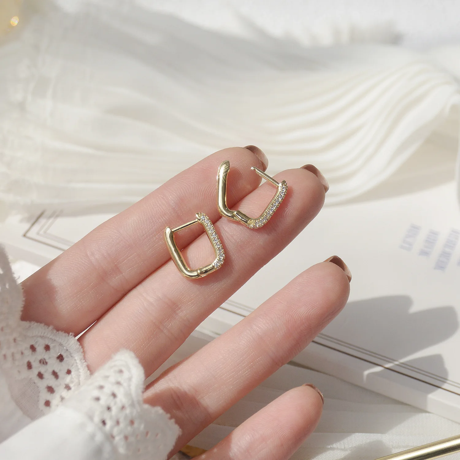 

High Quality 14K Real Gold Simple Metallic Temperament Micro-inlaid Zircon Stud Earrings for Women Cubic Zircon ZC Earrings