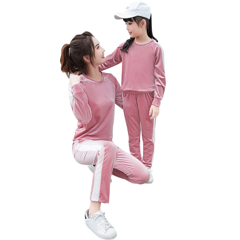 Бархатные костюмы для мамы и девочки коллекция 2019 года осенне зимняя одежда