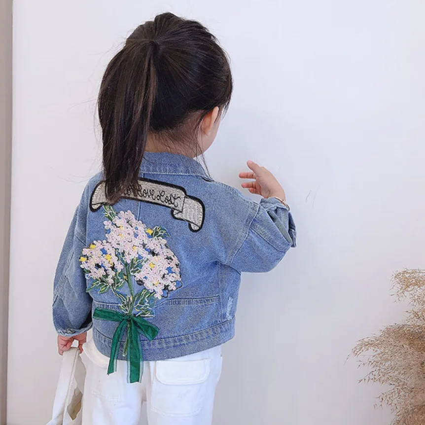 Детская джинсовая куртка с цветочной вышивкой на весну/осень
