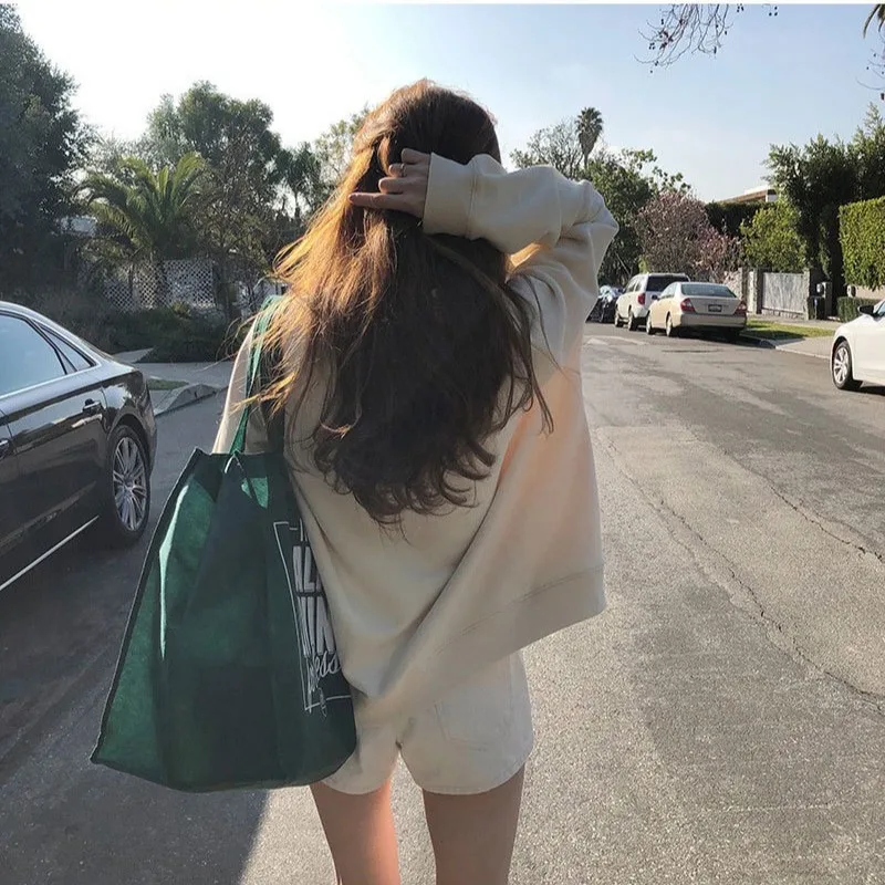 

Свитер женский оверсайз с круглым вырезом и длинным рукавом