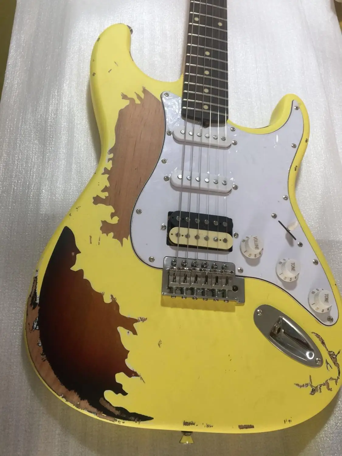 

ST made old guitar, alder body and maple neck made old electric guitar