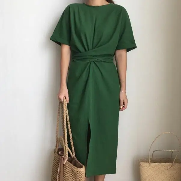 Короткое однотонное платье с открытой вилкой и круглым вырезом коротким рукавом