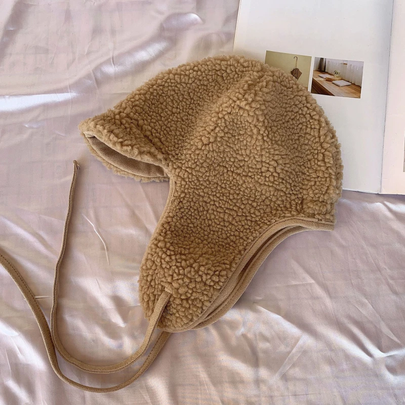 

Милая женская зимняя утолщенная термозащитная шапка из овечьей шерсти