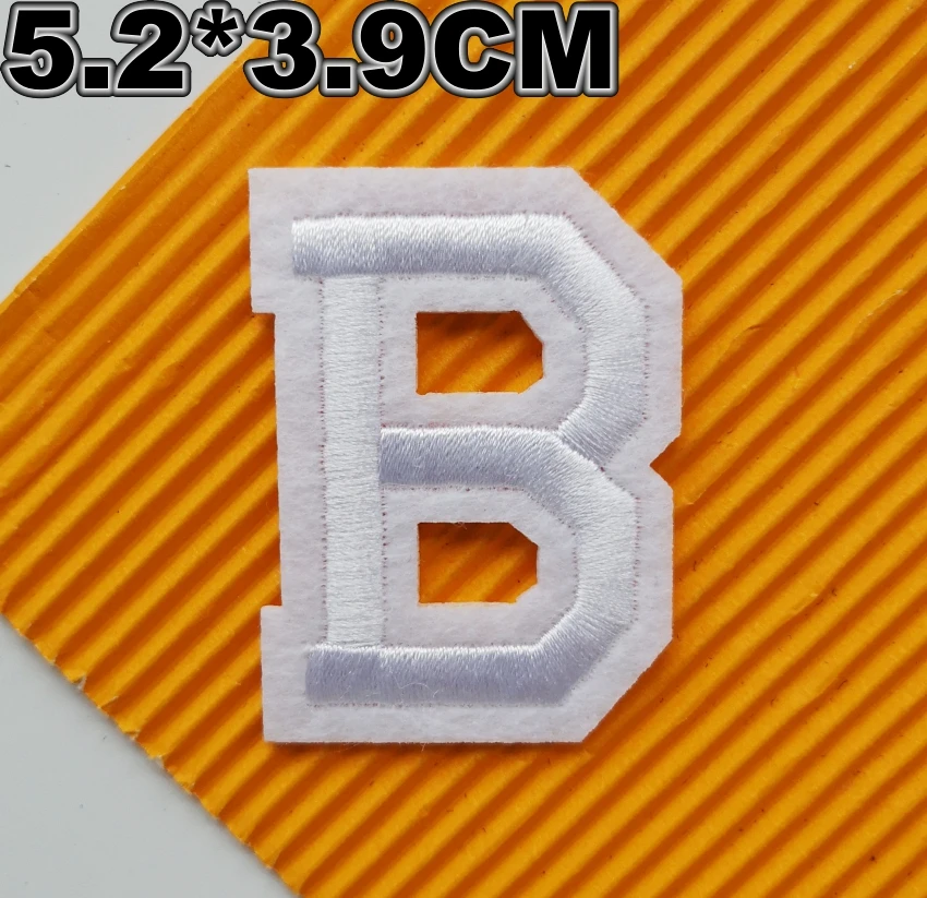 Компьютерной вышивки нашитая буква с вышитыми белыми Алфавит значки надписями в